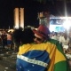 Manifestantes pró-Dilma se abraçam em ato em frente ao Congresso Nacional - Ricardo Marchesan/UOL