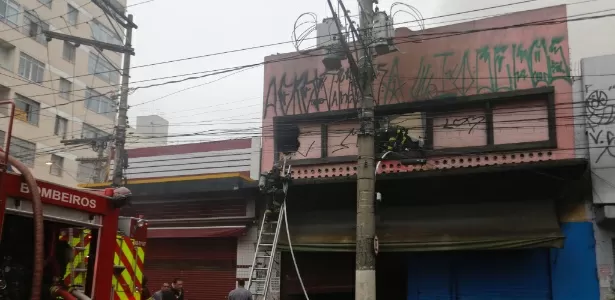 Incêndio em loja de colchão no Brás deixa três pessoas feridas