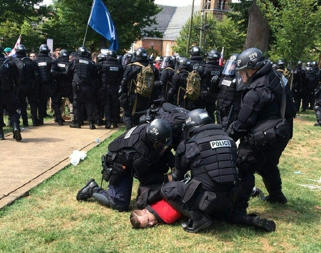 12.ago.2017 - A polícia de Charlottesville, na Virgínia (EUA), disse que alguns manifestantes foram detidos durante os confrontos na cidade, mas não informou o número exato de prisões - AFP Photo