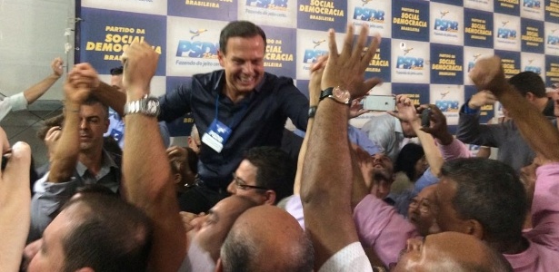 5.mar.2018 - Prefeito de São Paulo, João Doria, é festejado após sua proposta de prévias sair vencedora em reunião do diretório estadual do PSDB