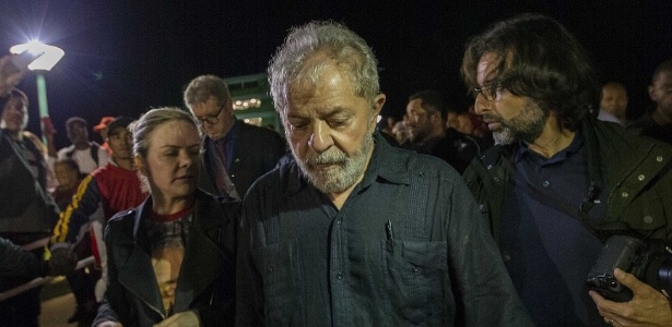 O ex-presidente Luiz Inácio Lula da Silva depois de sua caravana sofrer ataque a tiros no Paraná