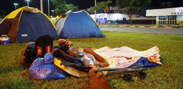 Venezuelanos dormem ao relento em Boa Vista, Roraima - Edmar Barros/Futura Press/Folhapress