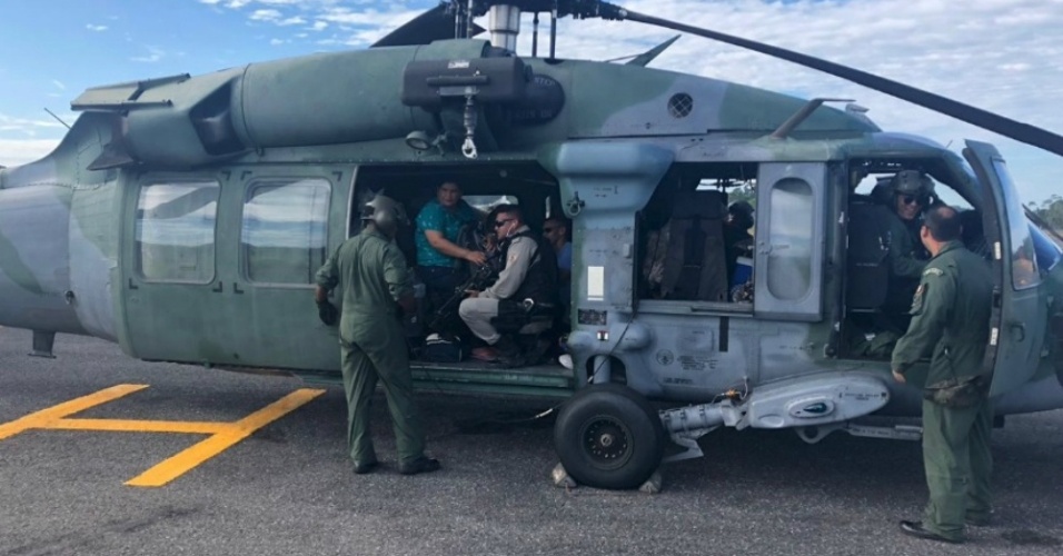 Oficiais da Força Aérea transportam urnas no estado do Amazonas