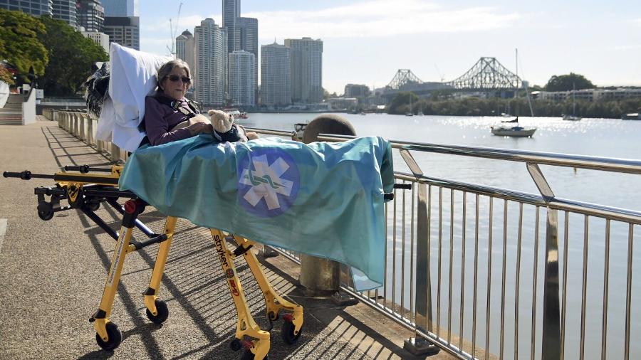 25.jul.2019 - Betty Dowsett de 92 anos aproveita um tempo do seu cuidado intensivo para passar algumas horas ao sol no Jardim Botânico de Brisbane - AFP