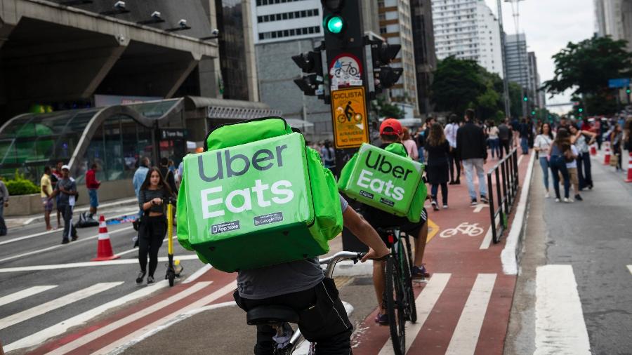 Ciclistas do serviço de entregas Uber Eats - Joel Carillet/Getty Images