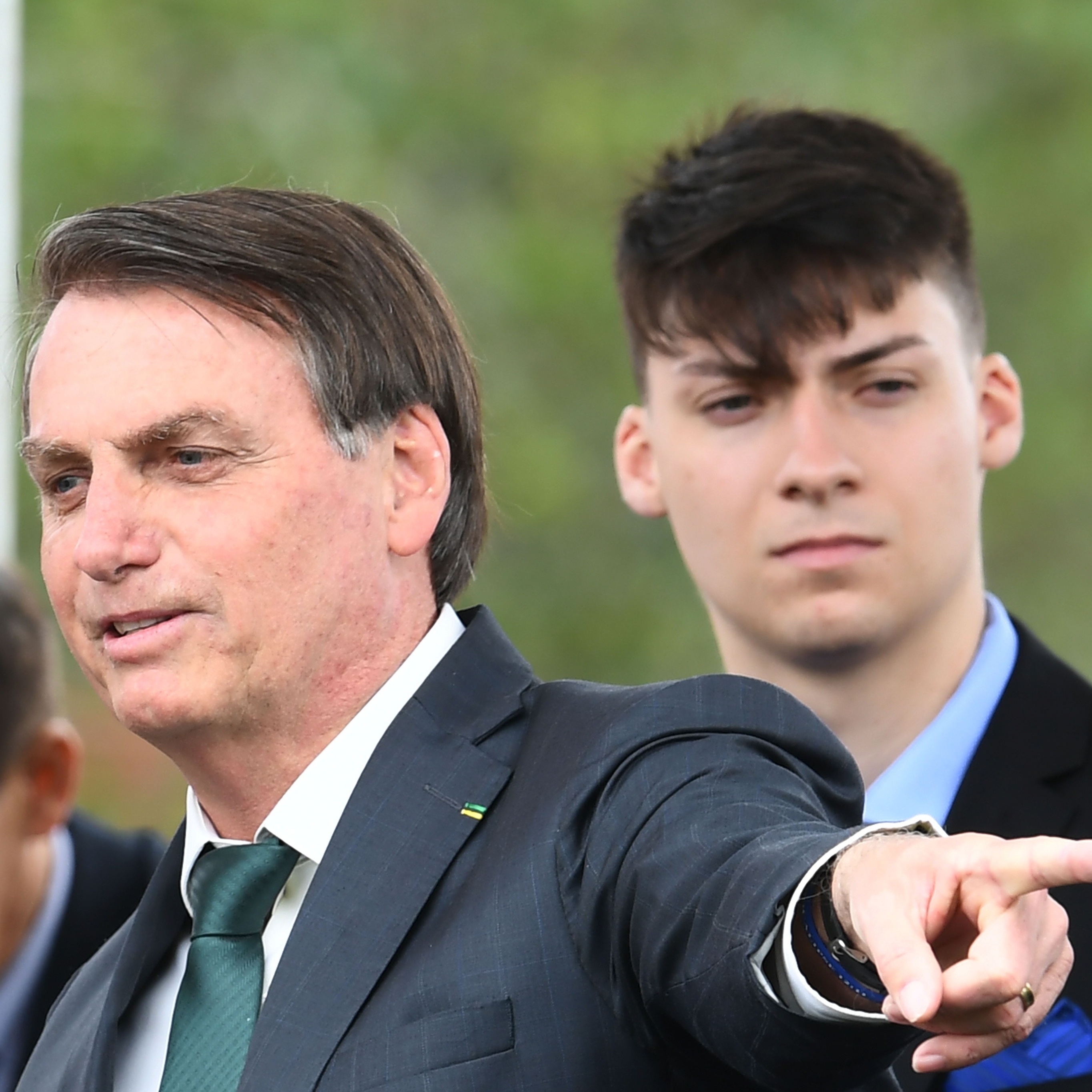 Filho de Jair Bolsonaro sugere criação de série sobre o pai na