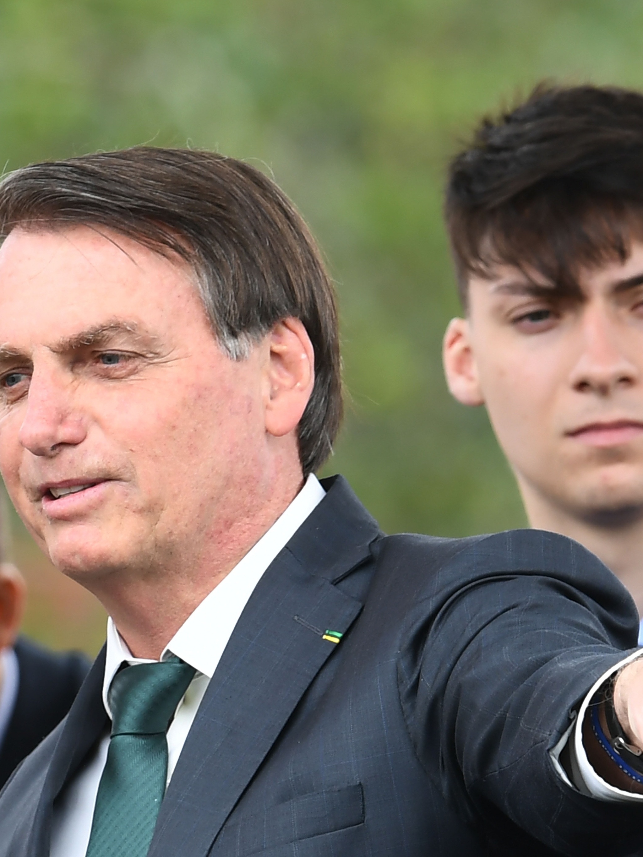 Bolsonaro puxa a orelha dos filhos: 'A campanha acabou