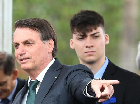 Jair Bolsonaro e o filho Jair Renan Bolsonaro - Evaristo Sá / AFP