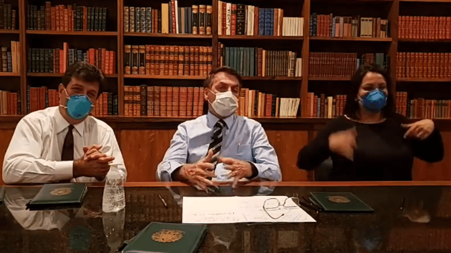12/03/2020 - O presidente Jair Bolsonaro de máscara de proteção fala em live sobre coronavírus - Reprodução/Facebook