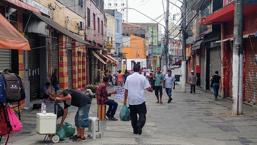 Comércios fechados e ambulantes nas ruas de Santo Amaro, na zona sul da capital paulista - Cleber Souza/UOL