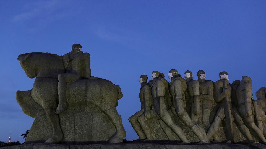 Estátuas do Monumento das Bandeiras são vistas com máscaras durante a propagação da doença por coronavírus  - AMANDA PEROBELLI/REUTERS