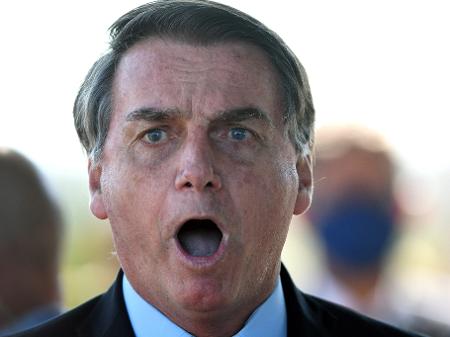 28.mai.2020 - O presidente Jair Bolsonaro fala com simpatizantes e imprensa em frente ao Palácio da Alvorada, em Brasília - EDU ANDRADE/FATOPRESS/ESTADÃO CONTEÚDO