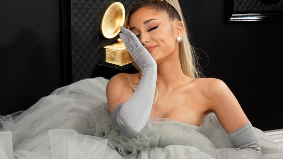 Ariana Grande doa US$ 1 milhão para oferecer terapia gratuita a jovens - MIKE BLAKE