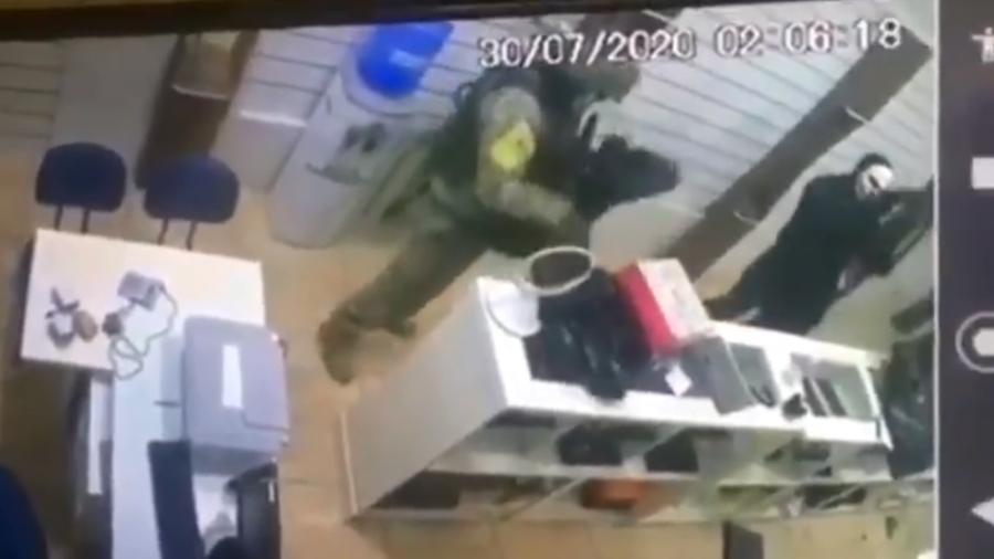 30.jul.2020 - Imagens de câmeras de segurança mostram ação de assaltantes em uma joalheria de Botucatu (SP) - Reprodução/Twitter/@SuzyVitoria1