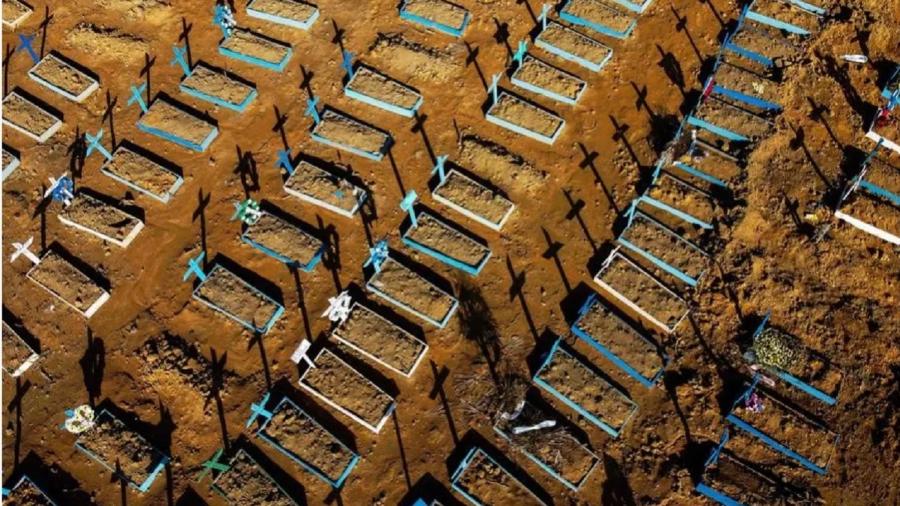 Brasil registrou 1.366 novas mortes pela covid-19 nas últimas 24 horas, totalizando 553.272 desde o início da pandemia - Michael Dantas/AFP