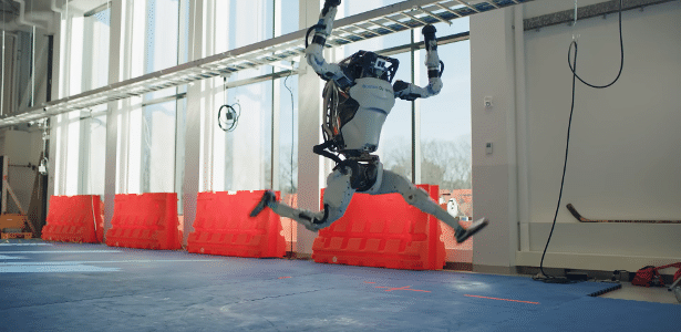 Robô humanoide que fazia parkour e dançava é aposentado; confira despedida