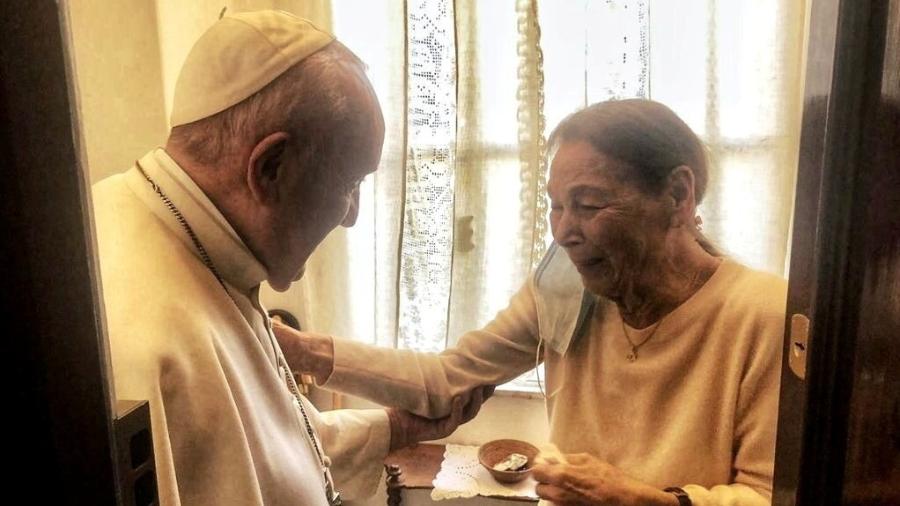 20.fev.2021 - Papa Francisco se encontra com Edith Bruck, sobrevivente do Holocausto - Vaticano