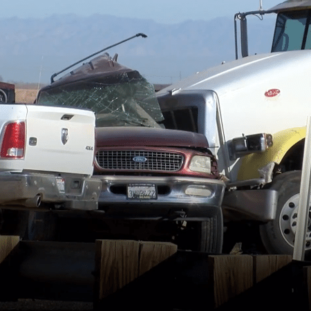02.mar.2021 - Colisão entre um carro e caminhão deixa pelo menos 15 mortos na Califórnia - Reprodução NBC