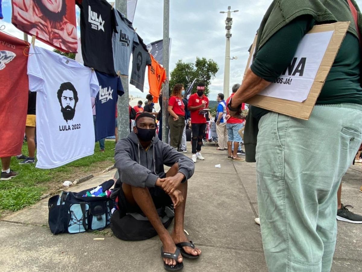 Manifestantes se mobilizam na avenida Presidente Vargas, centro do Rio, para ato contra o presidente Jair Bolsonaro - Herculano Barreto Filho/UOL