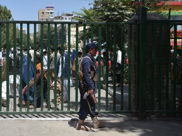 Guarda vigia famílias que deixaram cidades tomadas pelo Talibã no Afeganistão - WAKIL KOHSAR / AFP