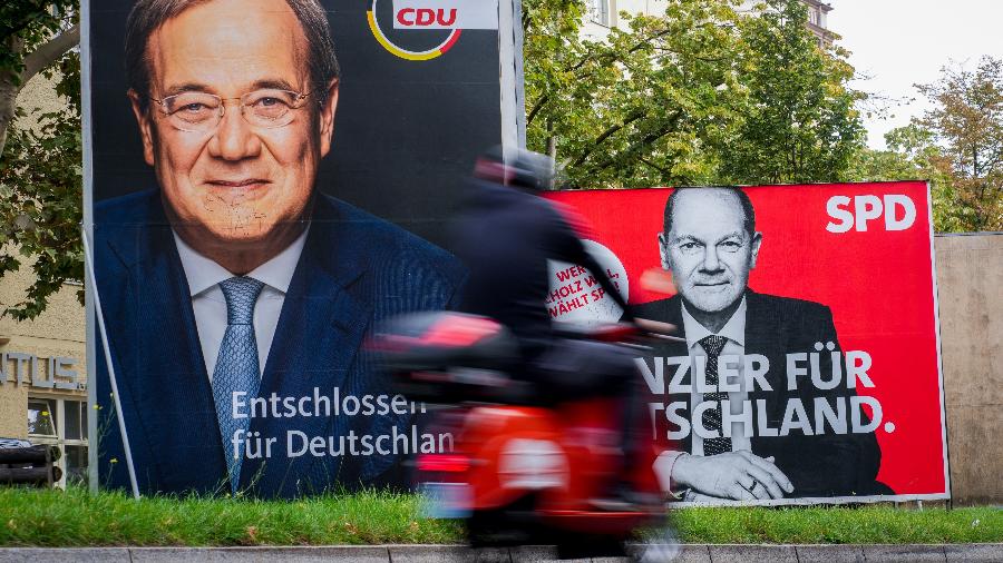 Cartazes mostram Armin Laschet e Olaf Scholz, respectivamente candidato democrata-cristão e social-democrata nas eleições na Alemanha - Kay Nietfeld/picture alliance via Getty Images