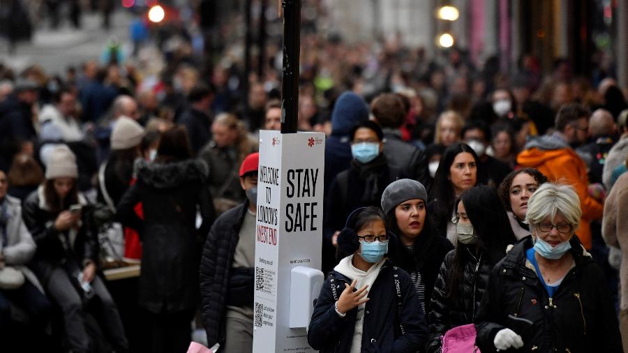 Pedestres, muitos sem máscaras, se aglomeram na cidade de Londres - Toby Melville/Reuters