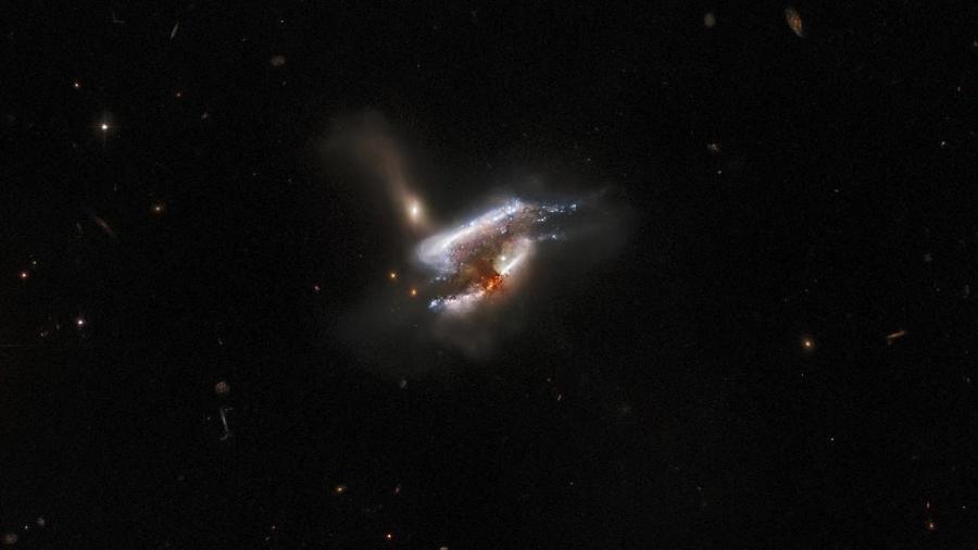 fusao tripla - ESA/Hubble & NASA