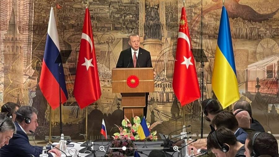 29.mar.2022 - O presidente turco, Recep Erdogan, fala a representantes de Ucrânia e Rússia durante encontro em Istambul, na Turquia - Kirill Timoshenko