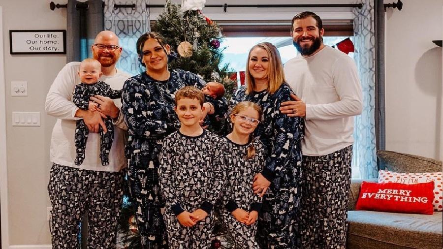 Sean e Taya Hartless, ao lado de Alysia e Tyler Rodgers, e os filhos da família em celebração do Natal - Reprodução/Facebook