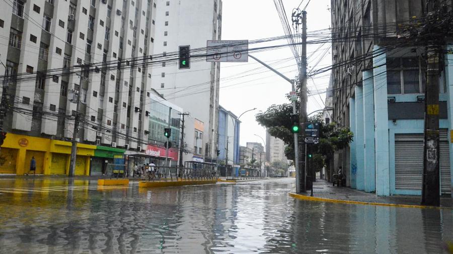 Chuvas fortes no Recife causou vários pontos de alagamento - Genival Paparazzi/Onzex Press e Imagens/Folhapress