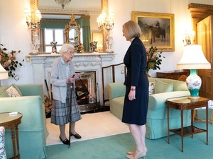 Queen  Elizabeth and UK Prime Minister Liz Truss - Press Release/REUTERS - Press Release/REUTERS
