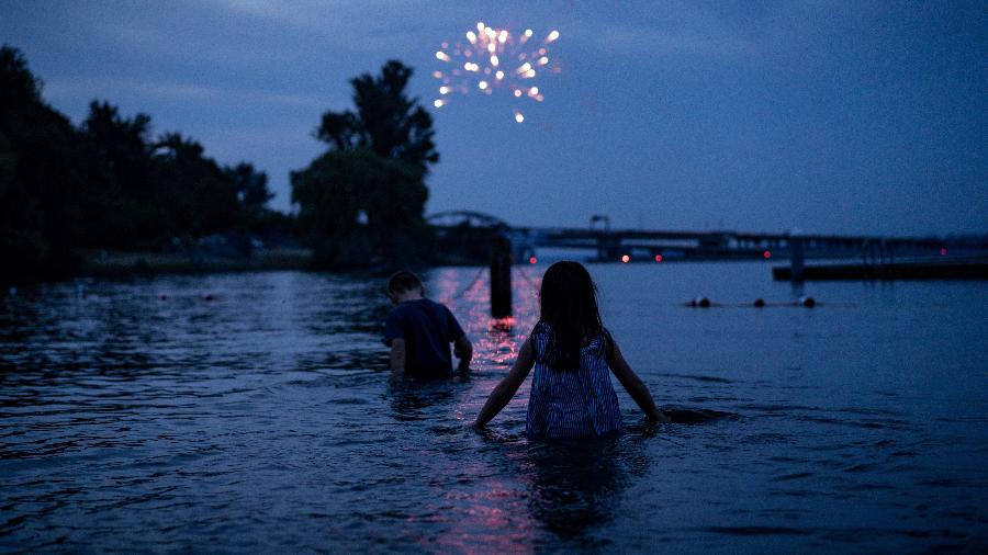 Crianças e adolescentes estão sendo diretamente impactados por eventos extremos causados pela mudança climática - Jordan Rowland/ Unsplash