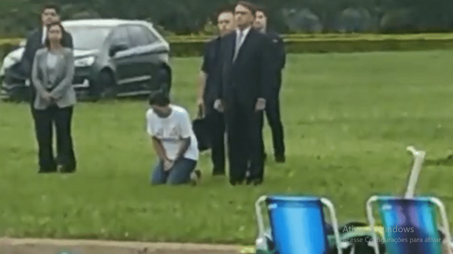 Michelle Bolsonaro se ajoelha e chora na despedida do Palácio da Alvorada - Reprodução/Twitter