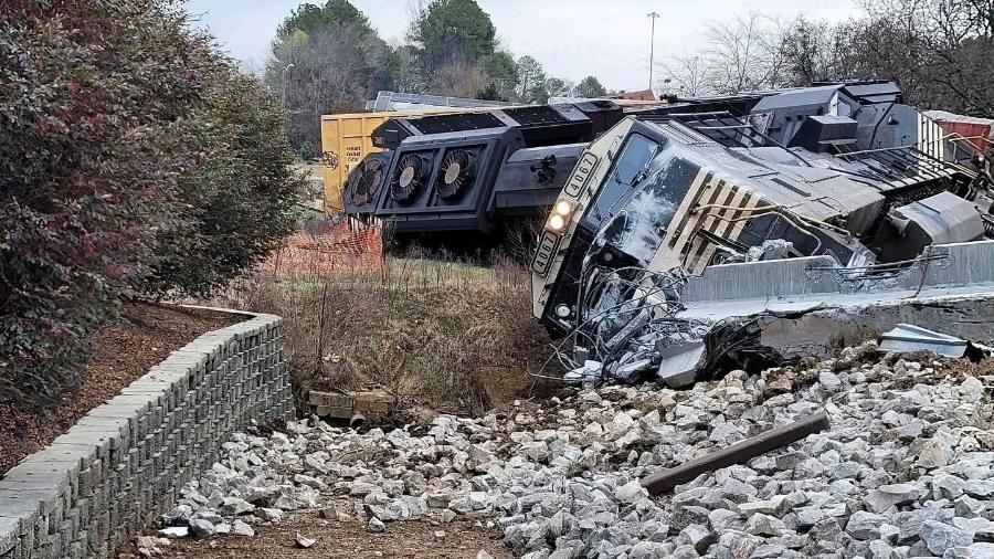 Apesar da imagem ser forte, não houve vítima fatal no acidente entre o caminhão e o trem - Reprodução/Twitter