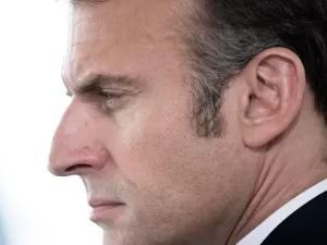 Em jogo de xadrez, Macron busca sobrevivência e congela política na França