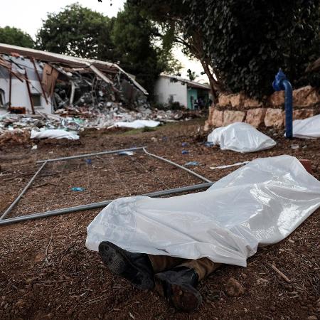 Corpos de israelenses ao chão após ataques do Hamas em um kibutz no sul de Israel