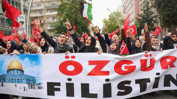 18.out.2023 - Manifestantes carregam faixa que diz "Palestina Livre" enquanto marcham em apoio aos palestinos em Ancara, na Turquia