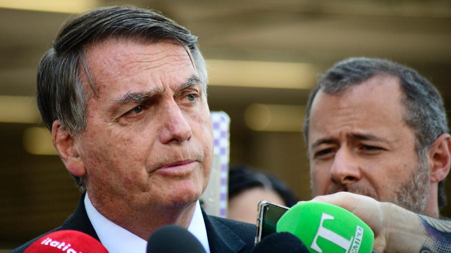 18.out.2023 - O ex-presidente Jair Bolsonaro (PL) em frente à sede da PF, em Brasília