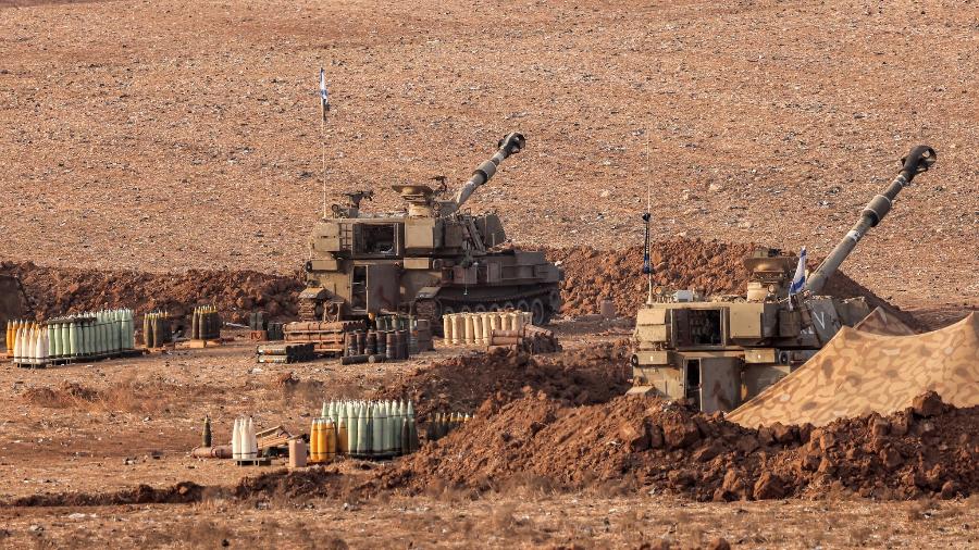 1º.Nov.23 Artilharia do exército israelense estão estacionados no sul de Israel
