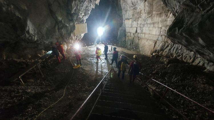 Operação de resgate é montada após cinco pessoas ficarem presas em caverna na Eslovênia