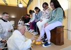 Papa Francisco lava e beija pés de detentas em cadeia na Itália em ritual de Semana Santa (Foto: Vatican Media/AFP)