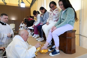 Papa Francisco lava e beija pés de detentas em cadeia na Itália em ritual de Semana Santa (Foto: Vatican Media/AFP)