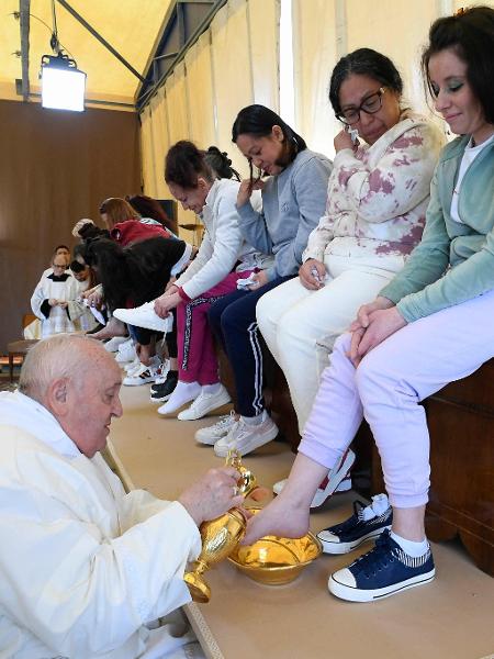 Papa Francisco prepara cerimônia do lava-pés com detentas da prisão Rebibbia, de Roma, como parte dos rituais da Semana Santa - Vatican Media/AFP
