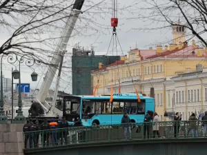 Três morrem após ônibus bater em carro e cair de ponte em São Petersburgo