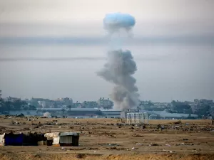 Israel bombardeia a Faixa de Gaza e aumenta a pressão sobre Rafah