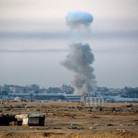 Fumaça após o bombardeio israelense em Rafah, no sul da Faixa de Gaza