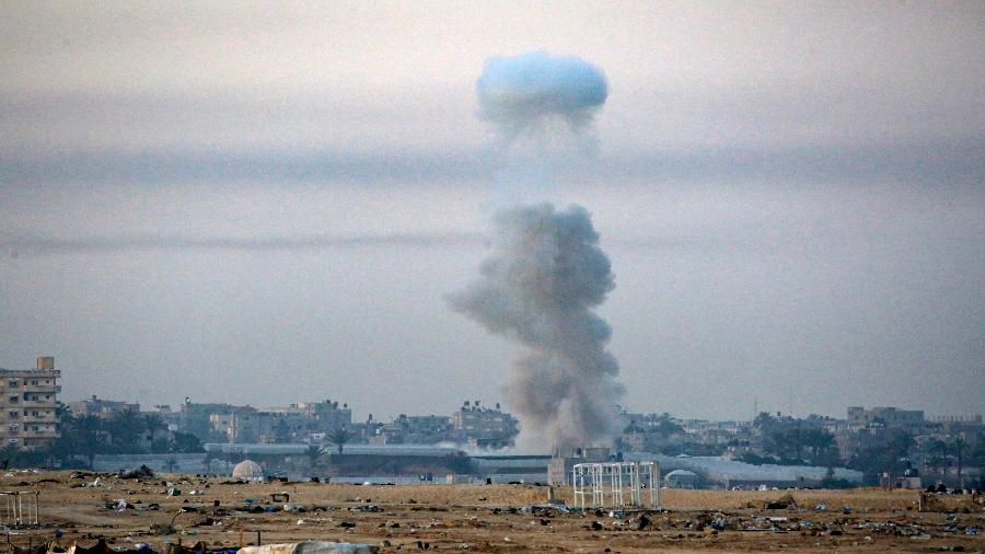 Fumaça após o bombardeio israelense em Rafah, no sul da Faixa de Gaza