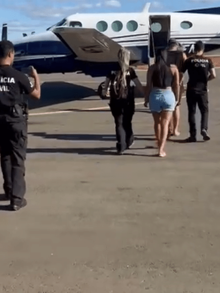 Agentes da PCDF conduzem suspeitos a avião