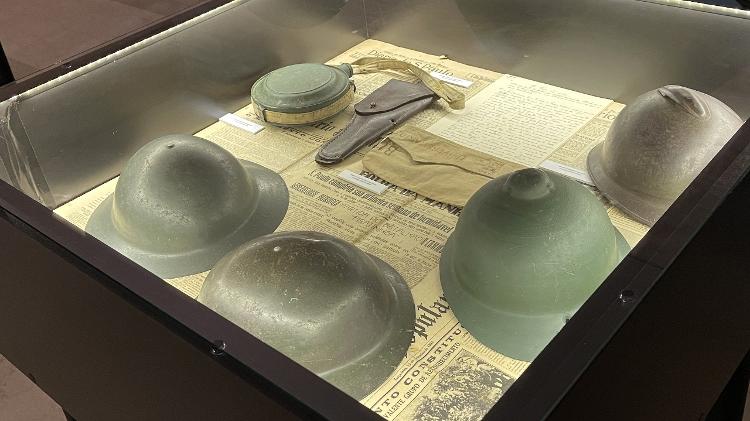 Alguns dos objetos apresentados na exposição 'Epopeia de 32' no Obelisco do Ibirapuera