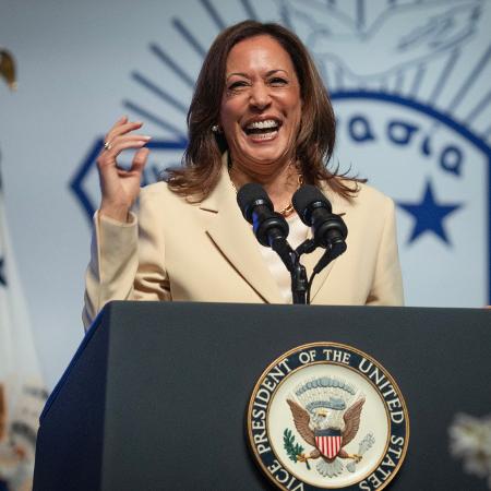 Kamala Harris ri durante evento em Indiana